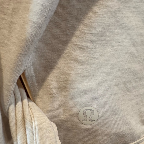 Like new lululemon It’s a tie tee beige size 4 - Picture 8 of 14